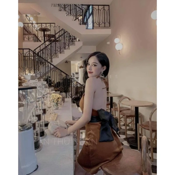 Một chiếc váy hở lưng đỏ đã đủ để “khoe” phong cách, nhưng cách bạn kết hợp sẽ quyết định toàn bộ ấn tượng. (Ảnh 3)