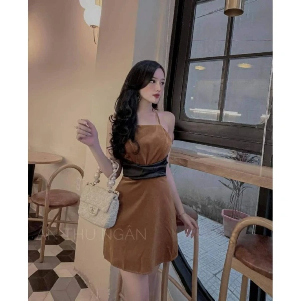 Mặc dù váy hở lưng mang lại cảm giác tự tin và thanh lịch, nhưng không phải lúc nào cũng phù hợp. (Ảnh 4)