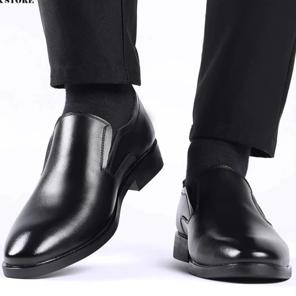 Không phải ai cũng tin rằng đế cao 4‑5 cm có thể đồng hành cùng công việc văn phòng mà không làm mỏi chân. (Ảnh 2) Không phải ai cũng tin rằng đế cao 4‑5 cm có thể đồng hành cùng công việc văn phòng mà không làm mỏi chân. (Ảnh 2)