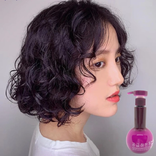 Thị trường hiện nay có nhiều lựa chọn cho phụ nữ muốn giữ nếp tóc: mousse, kem, xịt cố định, và cả serum. (Ảnh 4) Thị trường hiện nay có nhiều lựa chọn cho phụ nữ muốn giữ nếp tóc: mousse, kem, xịt cố định, và cả serum. (Ảnh 4)