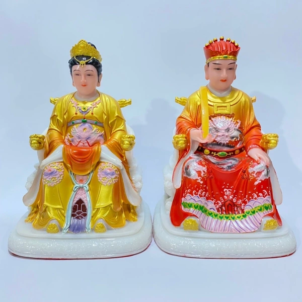 Thấy sự khác biệt khi chuyển tượng Ông Táo bột đá từ bếp sang góc khách: không gian thờ cúng trở nên trang trọng hơn - Ảnh 1 Thấy sự khác biệt khi chuyển tượng Ông Táo bột đá từ bếp sang góc khách: không gian thờ cúng trở nên trang trọng hơn - Ảnh 1