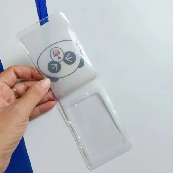Thẻ đơn lớp chỉ có một bìa PVC duy nhất, trong khi thẻ 2 lớp cung cấp một ngăn trong suốt để đặt thẻ tên và một ngăn mờ để chứa giấy tờ khác. (Ảnh 3)