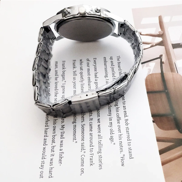Dây đeo cổ tay không thể tháo rời nhưng có khả năng điều chỉnh giúp phù hợp với kích thước cánh tay khác nhau. (Ảnh 3) Dây đeo cổ tay không thể tháo rời nhưng có khả năng điều chỉnh giúp phù hợp với kích thước cánh tay khác nhau. (Ảnh 3)