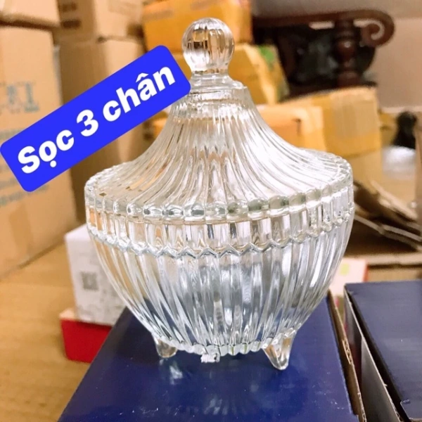 Thố mứt Tết thủy tinh mang vẻ sang trọng, nhưng miệng nắp trơn thường khiến mứt dễ rơi khi múc - Ảnh 4 Thố mứt Tết thủy tinh mang vẻ sang trọng, nhưng miệng nắp trơn thường khiến mứt dễ rơi khi múc - Ảnh 4