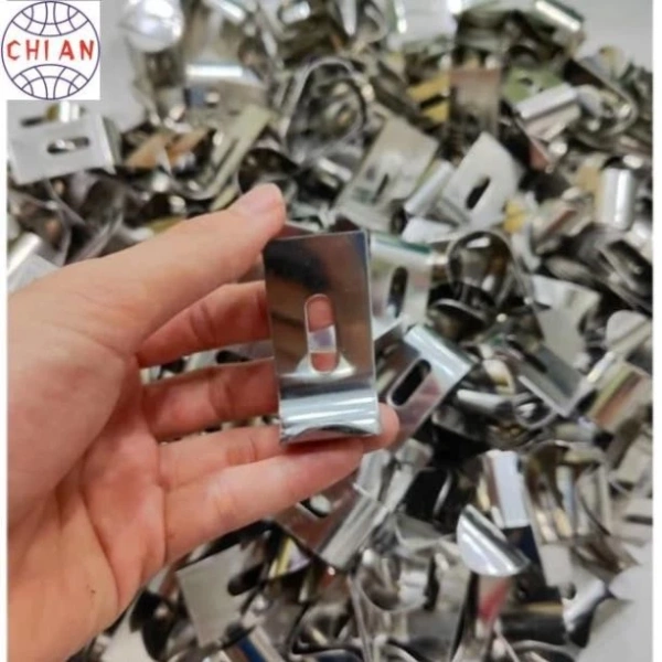 Thực tiễn cho thấy, khi sử dụng kẹp ngói inox, thời gian lắp đặt mỗi hàng ngói giảm trung bình từ 5‑7 phút (với vữa) còn lại chỉ còn khoảng 1‑2 phút. (Ảnh 3) Thực tiễn cho thấy, khi sử dụng kẹp ngói inox, thời gian lắp đặt mỗi hàng ngói giảm trung bình từ 5‑7 phút (với vữa) còn lại chỉ còn khoảng 1‑2 phút. (Ảnh 3)