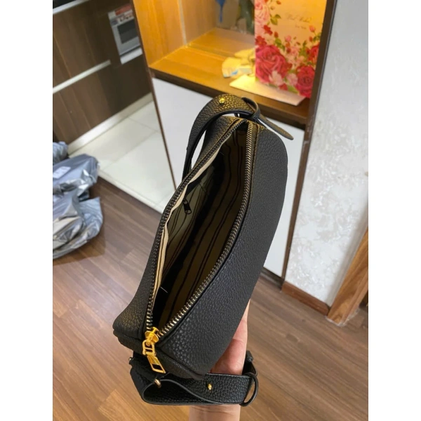 Khi quyết định mua túi trống mini, bạn thường sẽ so sánh nó với các loại phụ kiện như “túi xách gối” (crossbody bag), “điểm nhấn ví” (clutch) hoặc “balo mini”. (Ảnh 4) Khi quyết định mua túi trống mini, bạn thường sẽ so sánh nó với các loại phụ kiện như “túi xách gối” (crossbody bag), “điểm nhấn ví” (clutch) hoặc “balo mini”. (Ảnh 4)