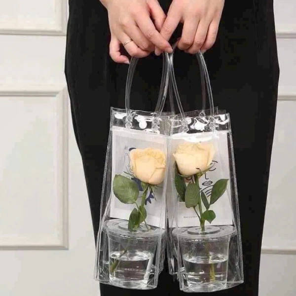 Những mẫu túi làm bằng nhựa cứng thường có độ bền cao, không bị rách khi chịu áp lực mạnh. (Ảnh 4)
