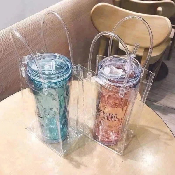Thực tế khi gập lại túi đựng bình nước trong suốt: vừa gọn nhẹ, nhưng dễ bị trượt tay trong những chuyến đi dài - Ảnh 5