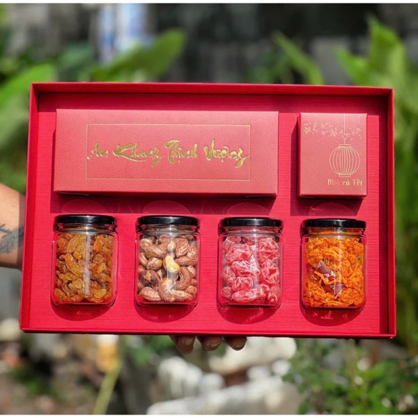Hộp quà Tết sang trọng thường bao gồm nhiều loại thực phẩm: khô gà lá chanh, xí muội đào hồng, hạt điều rang muối, nho vàng Ấn Độ, trà Tân Cương Thái Nguyên và kẹo trái cây không đường. (Ảnh 3) Hộp quà Tết sang trọng thường bao gồm nhiều loại thực phẩm: khô gà lá chanh, xí muội đào hồng, hạt điều rang muối, nho vàng Ấn Độ, trà Tân Cương Thái Nguyên và kẹo trái cây không đường. (Ảnh 3)