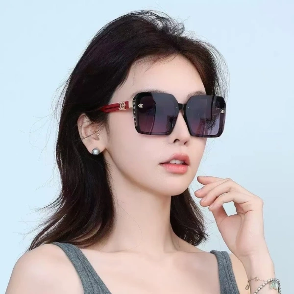 Không phải mọi người đều cần một chiếc kính râm vuông mỗi ngày. (Ảnh 3) Không phải mọi người đều cần một chiếc kính râm vuông mỗi ngày. (Ảnh 3)