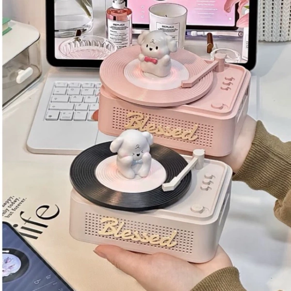 Ánh sáng đĩa than xoay của loa bluetooth cổ điển biến góc phòng khách thành không gian vintage đầy âm nhạc