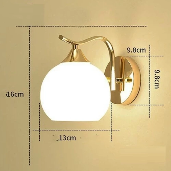 Ánh sáng dịu từ đèn tường màu tối trong phòng ngủ tạo không gian ấm áp, nhưng lại làm giảm độ sáng tự nhiên vào buổi tối