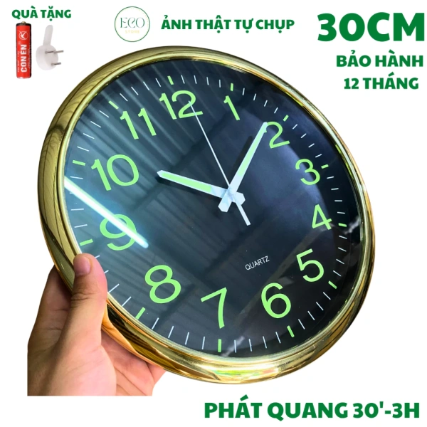 Ánh sáng nhạt từ đồng hồ treo tường dạ quang thực sự làm cho góc ngủ cảm thấy thư thái hơn so với dự đoán.