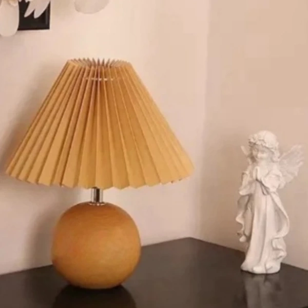 Ánh sáng nhẹ nhàng từ một chiếc đèn đầu giường phong cách Bắc Âu có thể thay đổi cảm giác thư giãn trong phòng ngủ