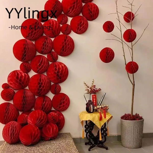 Ánh sáng phản chiếu từ quả bóng giấy đỏ làm bầu không khí tiệc cưới trở nên lãng mạn bất ngờ
