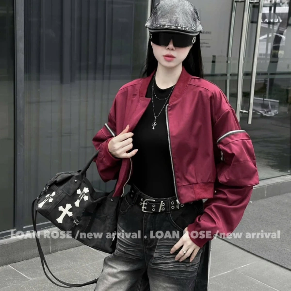 Áo bomber da ngắn dáng rộng: cảm giác thoải mái ban ngày nhưng lại gây lạnh buổi tối – cần cân nhắc cách phối.