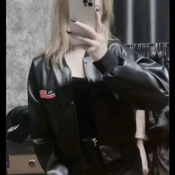Áo bomber da nữ: Khi vẻ sang chảnh của croptop lại khiến mùa hè trở nên ngột ngạt