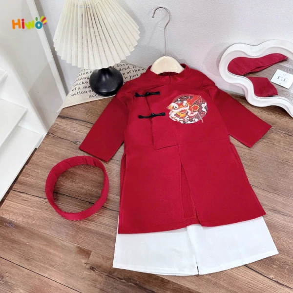 Áo cách tân xẻ tà họa tiết rồng và khăn xếp lụa cho bé: khi vẻ đẹp rực rỡ gặp khó khăn trong di chuyển suốt ngày lễ Tết