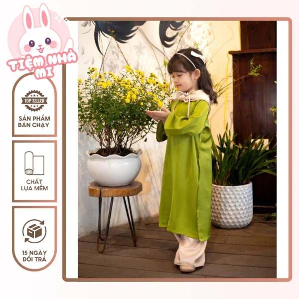 Áo dài cách tân lụa xanh cốm cho mẹ và con khiến việc phối màu trở nên bất ngờ khó dự đoán