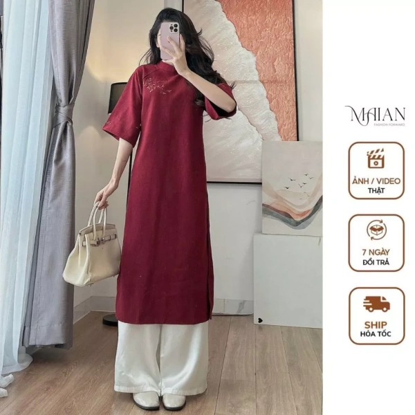 Áo dài cách tân thêu hoa duyên dáng nhưng lại gây bất tiện khi cần di chuyển linh hoạt trong những buổi tiệc Tết