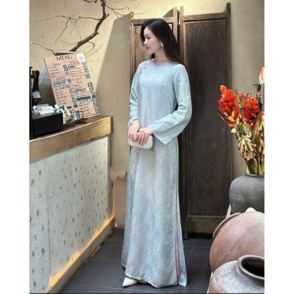 Áo dài gấm cổ điển lộng lẫy nhưng việc bảo quản vải khiến nhiều người không ngờ tới