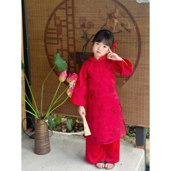Áo dài mẹ‑con rực rỡ trong dịp lễ, nhưng chi tiết độ dài thường khiến bé khó di chuyển.