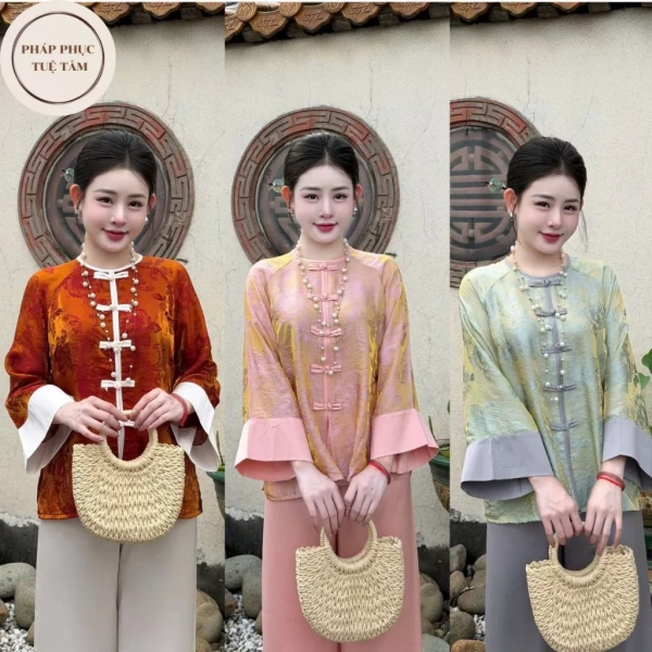 Áo dài tằm ánh kim kết hợp quần lụa ngọc trai mang lại sự thoải mái bất ngờ khi tham dự lễ chùa