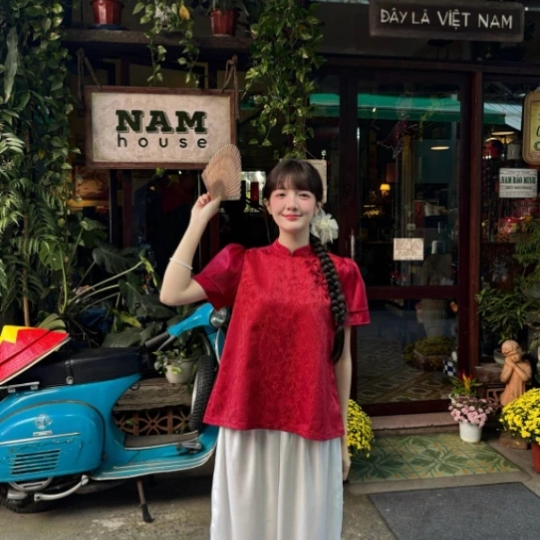 Áo đỏ vải gấm freesize với tay nơ: Khi vẻ sang trọng truyền thống khiến người mặc phải suy nghĩ lại về độ vừa vặn