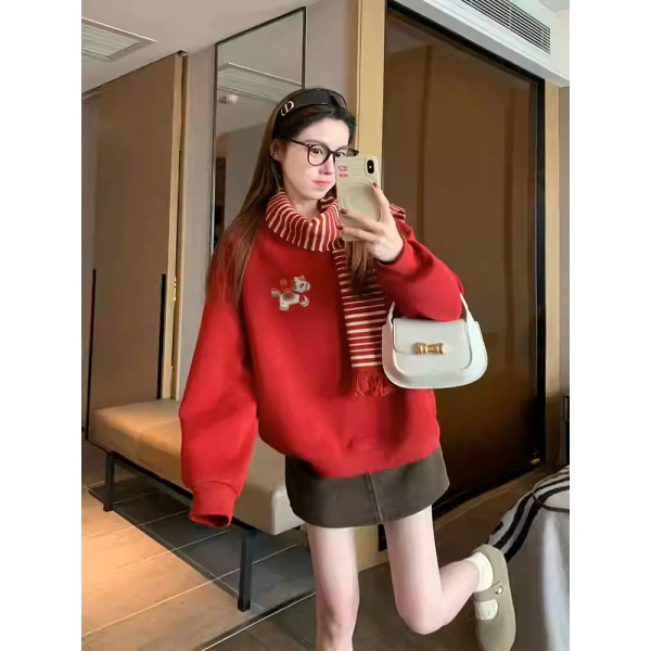 Áo hoodie màu đỏ họa tiết ngựa nhỏ khiến buổi dạo Tết Dương lịch bỗng cảm thấy vừa ấm áp vừa gợi nhớ tuổi thơ