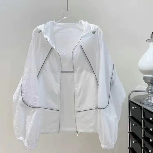 Áo khoác gió dù siêu mỏng nhẹ: Khi vừa chống nắng vừa chống thấm, người dùng thường bỏ qua vấn đề thoáng khí.