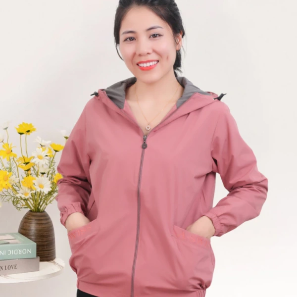 Áo khoác gió nữ 2 lớp giữ nhiệt: Khi độ ấm vừa đủ buổi sáng nhưng lại khiến hơi thở khó chịu khi trời lên nóng