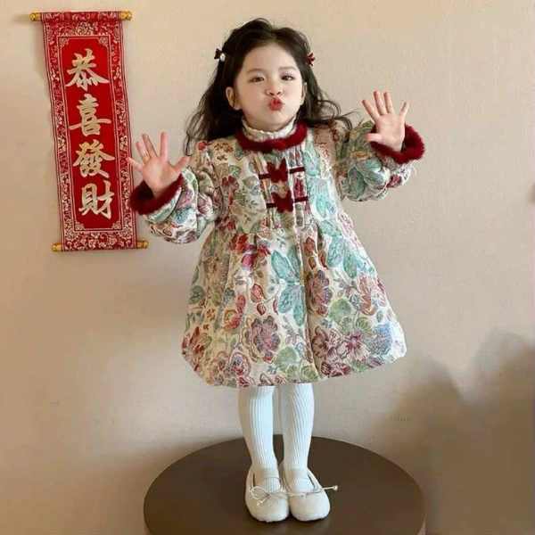 Áo khoác kiểu váy cho bé gái: vẻ đẹp viền đỏ thu hút nhưng độ bền sau lần giặt thường lại là bất ngờ