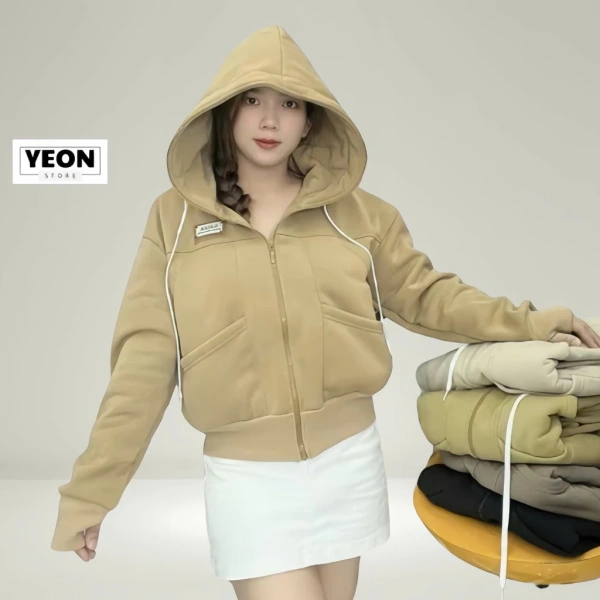 Áo khoác nỉ form lửng 2 lớp trong ngày nắng gắt khiến người mặc nhận ra độ dày vải giảm nhiệt độ nhanh hơn mong đợi