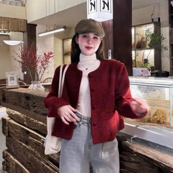 Áo khoác nữ màu đỏ mận có đệm cầu vai: sự sang trọng trong mùa lễ nhưng đôi khi khiến cơ thể cảm thấy chật hẹp