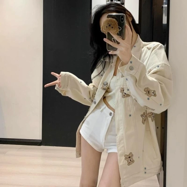 Áo khoác nữ trẻ trung tạo phong cách năng động, nhưng độ dài ngắn lại khiến bạn thường phải lộ áo lót khi di chuyển.