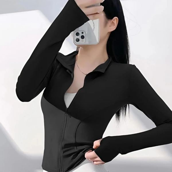 Áo khoác thể thao nữ ôm sát giữ mồ hôi tốt nhưng lại gây cảm giác ngột ngạt khi tập trong ngày nóng