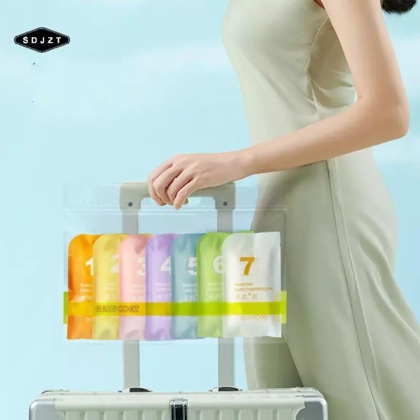 Áo mưa dày chống nước dùng một lần: giải pháp bất ngờ cho chuyến du lịch và cắm trại gặp bão.