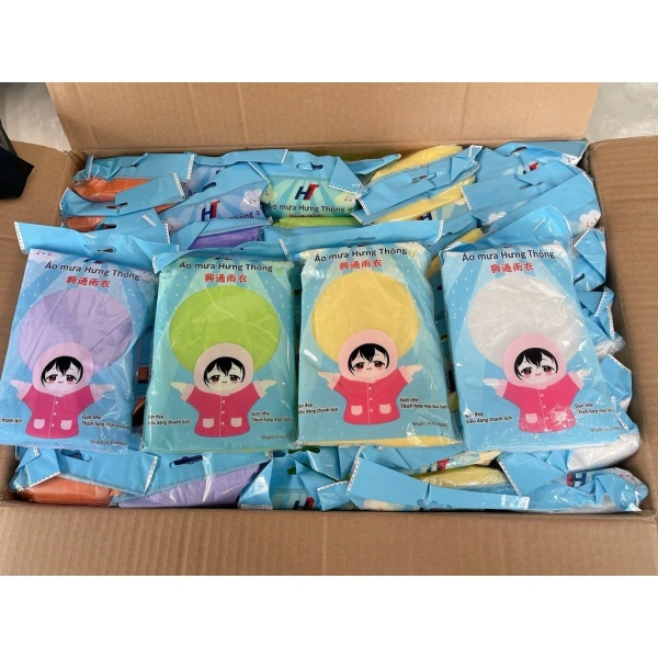 Áo mưa dày du lịch: Khi lớp bảo vệ thêm khiến vali nặng hơn và phải cân nhắc lại cách đóng gói