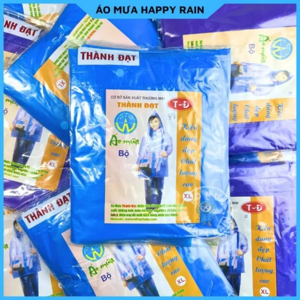 Áo mưa nilon dày dặn bảo vệ hiệu quả nhưng gây khó thở khi leo dốc – điều mà nhiều phượt thủ chỉ nhận ra sau lần thứ hai