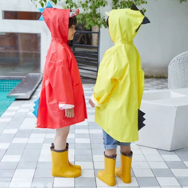 Áo mưa trẻ em với mũ kính trong suốt và vải EVA, tiện lợi gấp gọn nhưng thường khiến kính bị sương mù sau mưa