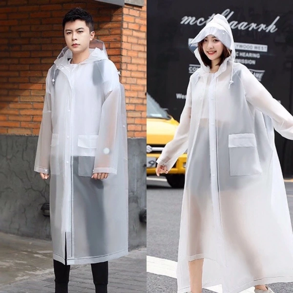 Áo mưa trong suốt có khóa kéo thường ẩn kèm nguy cơ mờ tầm nhìn khi chở xe máy trong mưa