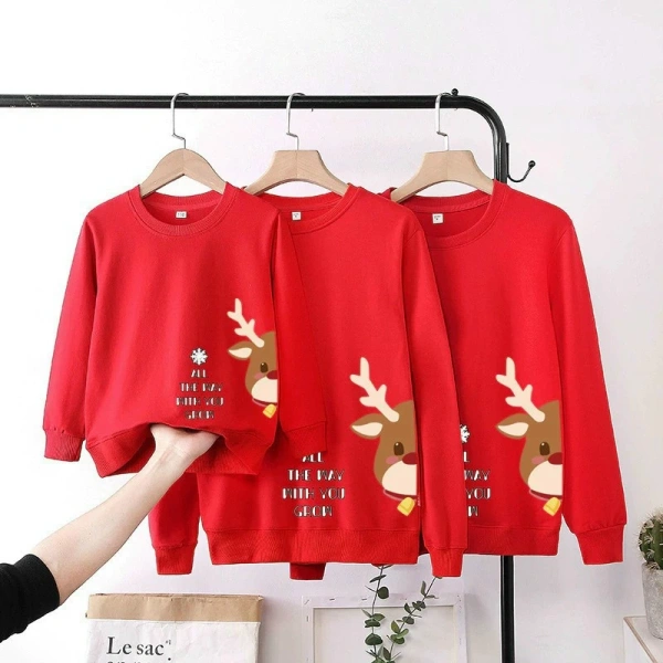 Áo sweater dày ấm cho gia đình trong Tết 2026 thường mang lại cảm giác ngột ngạt khi mọi người trò chuyện bên nhau.