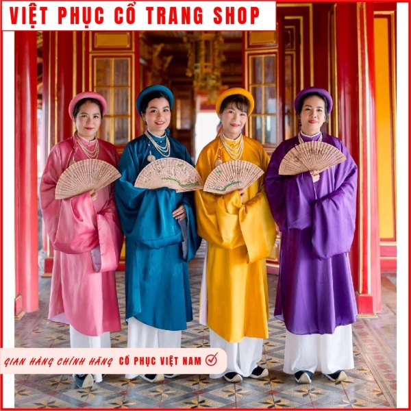 Áo tấc hai lớp mang lại vẻ truyền thống nhưng viền cổ chật hẹp thường khiến người mặc phải điều chỉnh liên tục