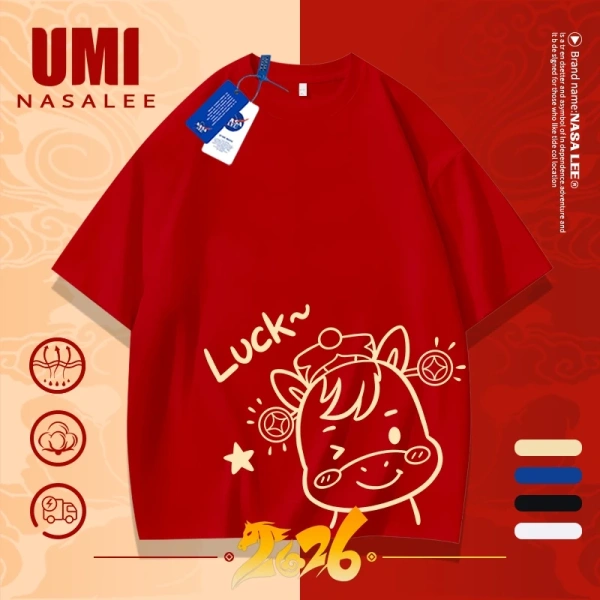 Áo thun đỏ Tết in LUCK và ngựa con: Khi chất cotton thoải mái lại khiến áo mất dáng sạch suốt năm