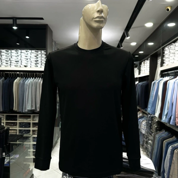 Áo thun nam dài tay màu đen regular fit: Khi vừa vặn tuyệt đối lại khiến mùa hè trở nên khó chịu hơn dự đoán.