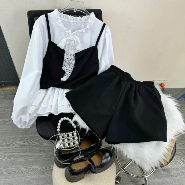 Áo vintage rộng hai lớp tạo dáng duyên dáng nhưng lại khiến việc bảo quản trở thành thách thức
