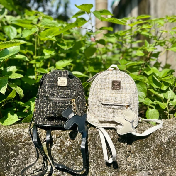 Balo da mini gọn nhẹ vẫn đáp ứng đủ đồ dùng cần thiết cho buổi tiệc, cà phê và chuyến du lịch nhẹ cuối tuần.