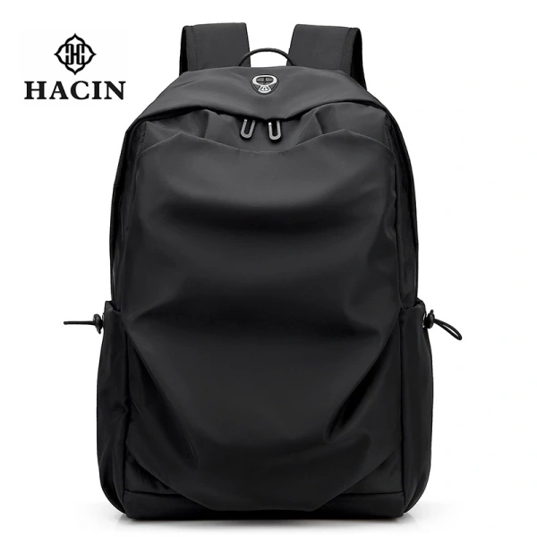 Balo laptop nam chống nước thực sự bảo vệ máy khi cơn mưa bất ngờ đổ vào túi sách học.