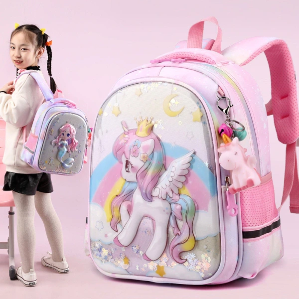 Balo ngựa pony bằng vải oxford chống nước bảo vệ sách nhưng dây đai không điều chỉnh khiến bé khó chịu khi mang.