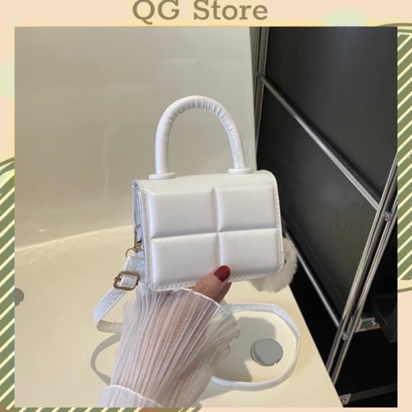 Bạn nghĩ một chiếc túi mini xách đeo chéo họa tiết trái cây sẽ gọn gàng, nhưng thực tế lại gặp những bất ngờ không ngờ